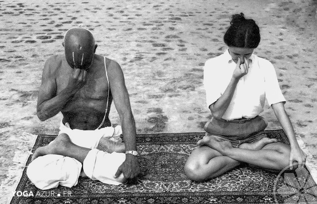 Sri Krishnamacharya enseignant le Pranayama à une élève.