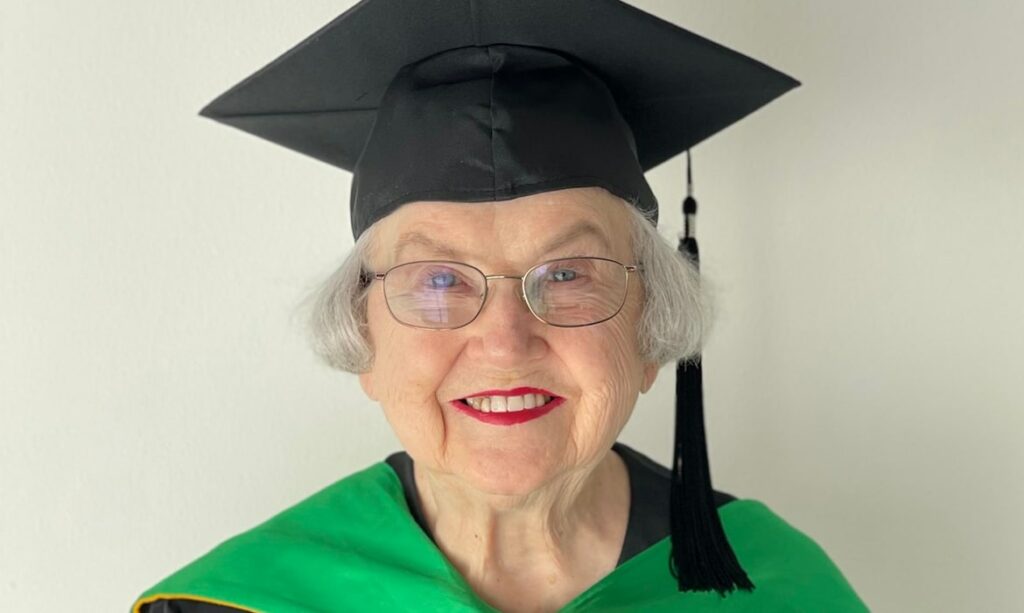 Minnie Payne. Elle a été diplômée d'un Master's Degree universitaire à l'âge de 90 ans (12/2023) 